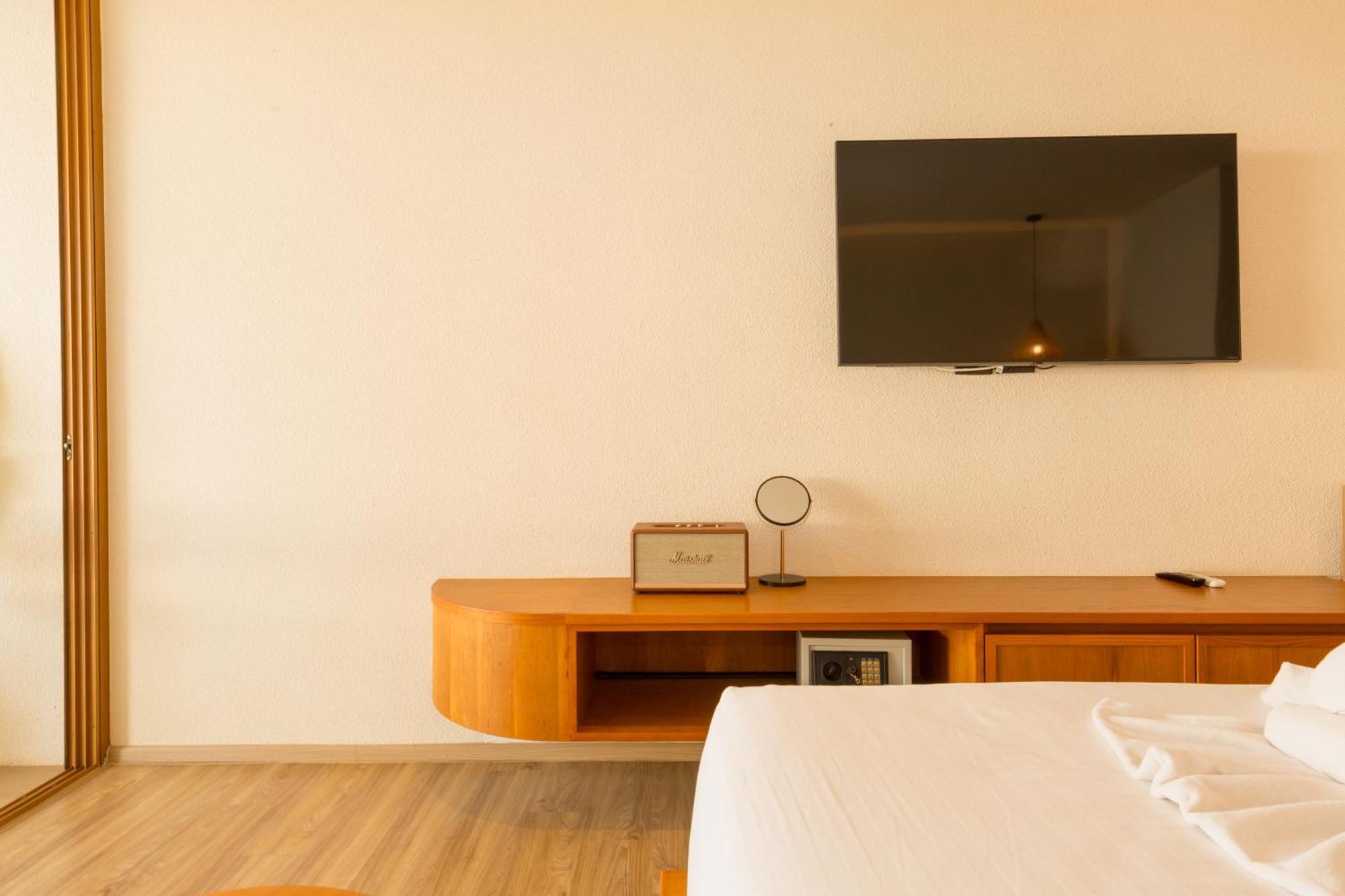 Tasana Bar And Luxury Resort Ko Lan Bagian luar foto